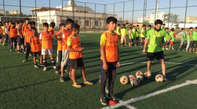 Çocuklar kurslarda futbol eğitimi alıyor