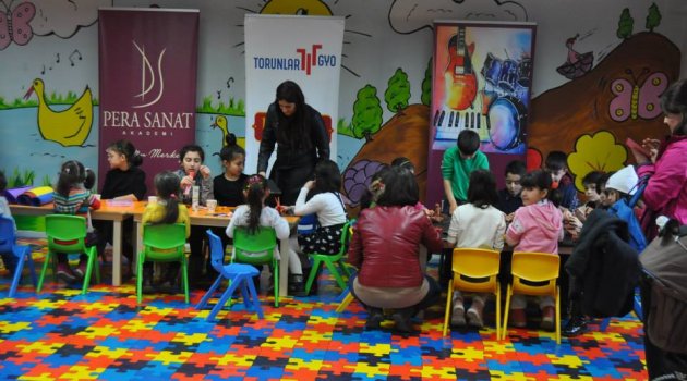 Çocuklar Minik Halılar Dokuyacak