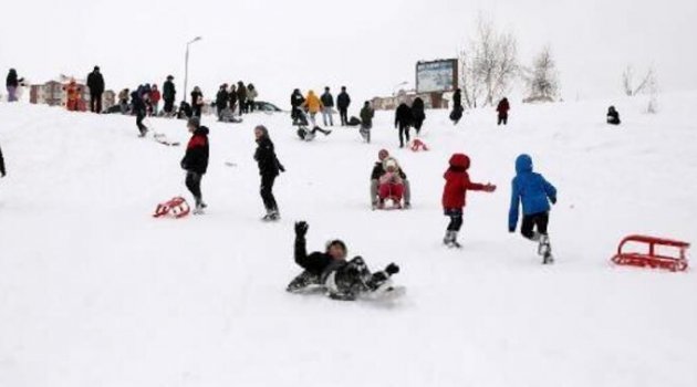 Çocuklar parkta kayarak eğlendi