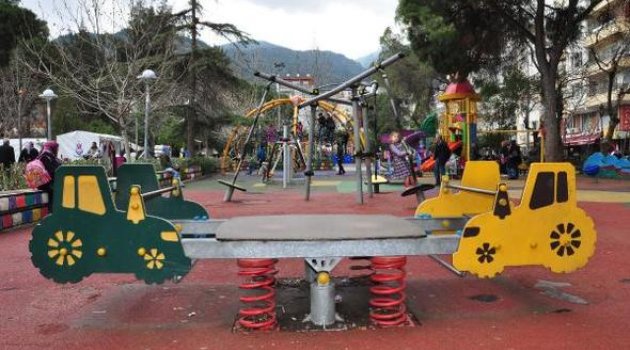 Çocuklar Parkta Yalnız Değil