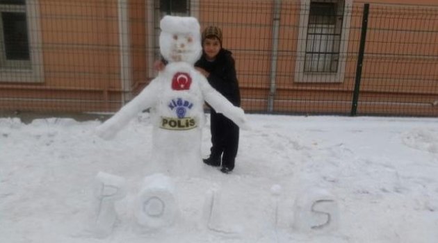 Çocuklar Polis Amcaları İçin Kardan Polis Yaptı