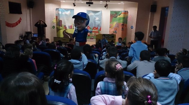 Çocuklar Polis Amcalarıyla Kanka Oldular