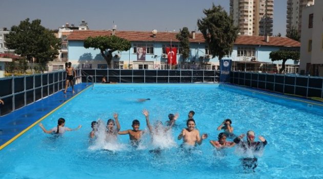 Çocuklar portatif havuzlarda yüzme öğreniyor