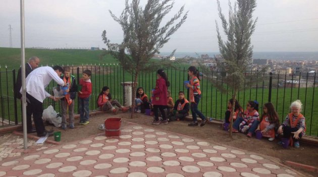 Çocuklar proje kapsamında ağaç dikti