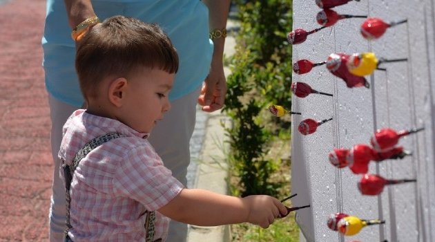 Çocuklar Şeker Panolarıyla Sevindiler