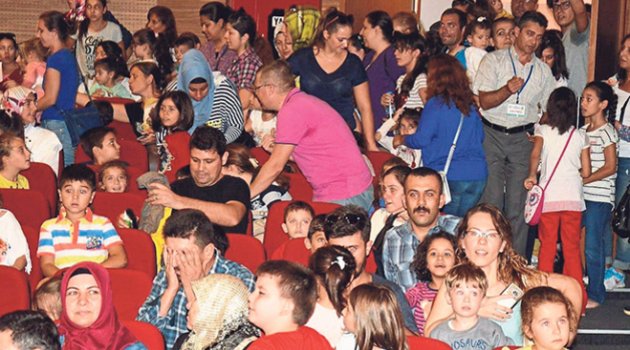 Çocuklar 'Şirinler'e bayıldı
