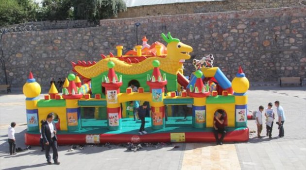 Çocuklar Şişme Oyun Parkında Eğlendi