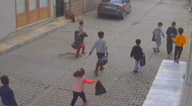 Çocuklar sokak sokak gezip çöp topladı