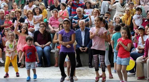 Çocuklar Sokakta Eğleniyor
