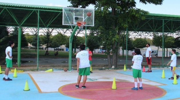 Çocuklar sporla dolu bir yaz geçiriyorlar