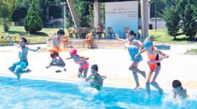 Çocuklar su parkına koştu