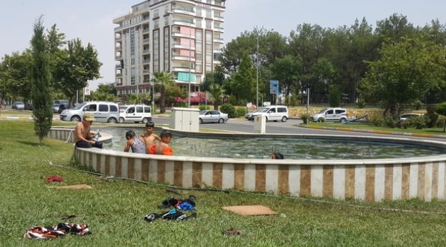 Çocuklar süs havuzuna girerek serinledi