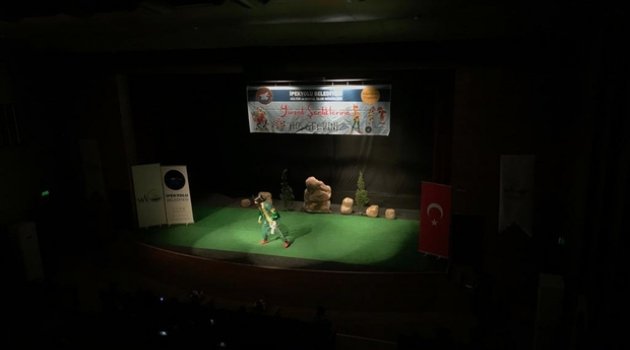 Çocuklar tiyatro oyunuyla doyasıya eğlendi