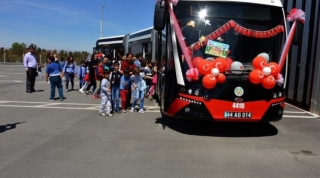 Çocuklar, trambüsle şehir turu yaptı