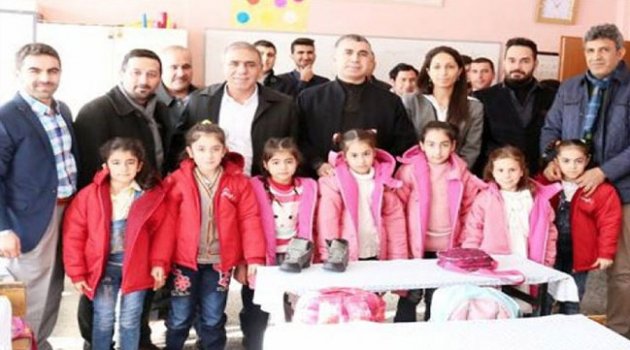 Çocuklar Üşümesin Dedi Yetmiş Bin Çocuğu Giydirdi