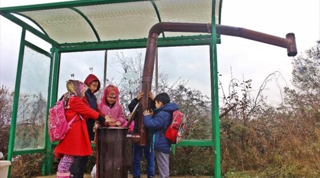 Çocuklar Üşümesin Diye Durağa Soba Kurdu