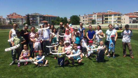 Çocuklar Yaptıkları Model Uçakları Uçurdular