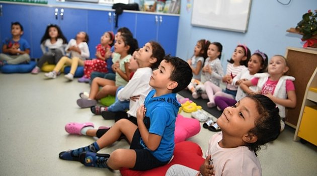 Çocuklar yoga öğreniyor