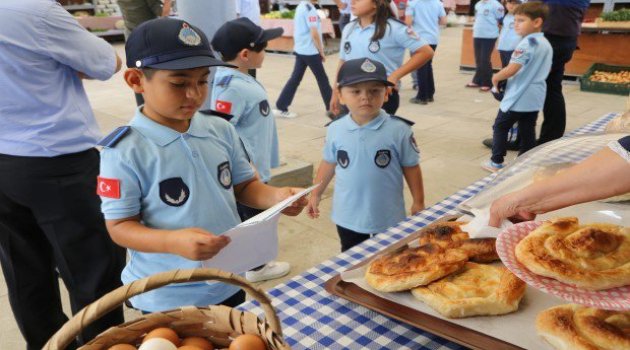 Çocuk zabıtalar pazar esnafının yüzünü güldürdü