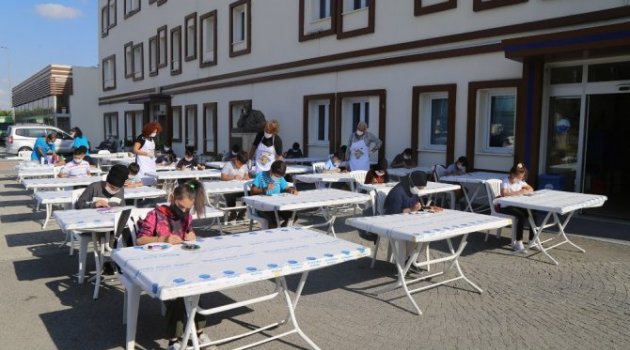 Çocuklara ahşap boyama dersi verildi