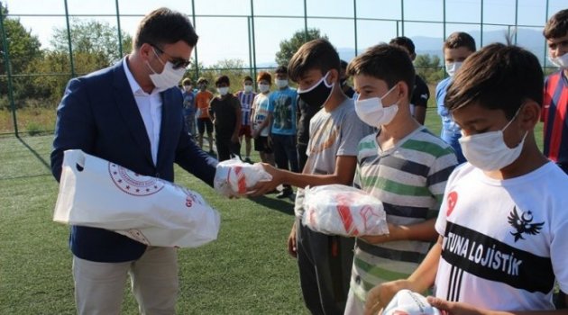 Çocuklara spor malzemesi yardımı yapıldı