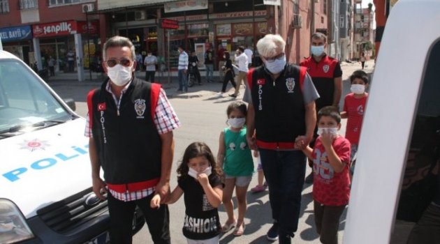 Çocukları okula çocuk polisi götürdü