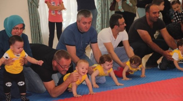 Çocukların Emekleme Yarışmasında İlginç Görüntüler