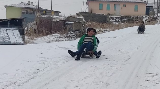 Çocukların kızak keyfi