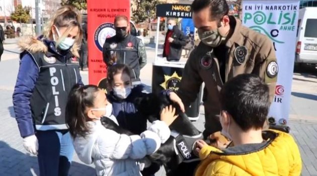 Çocukların narkotik köpeklere ilgisi