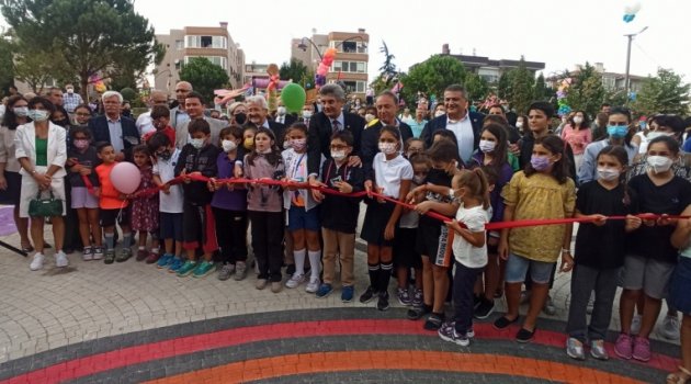 Çocukların tasarladığı parkı çocuklar açtı