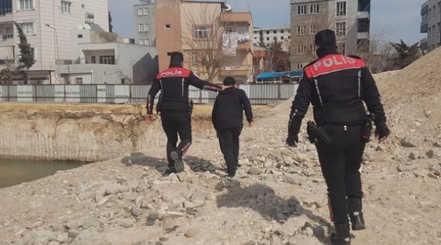 Çocukların tehlikeli oyununu polis engelledi