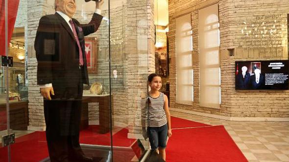 Demirel İçin Mezarında Anma