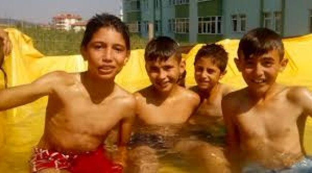 Denize Gidemeyen Çocuklar, Traktör Römorkunda Serinliyor