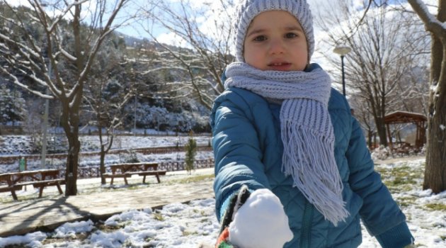 Denizli’ye yağan kar en çok çocukları sevindirdi