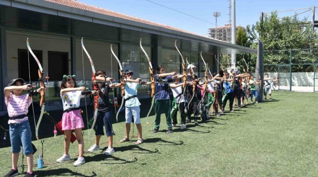 Depremzede çocuklar depremin izlerini sporla siliyor