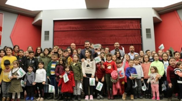 Depremzede çocuklara tiyatro morali