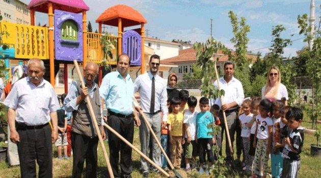 Dilovası'nda Minik Eller Ağaç Dikti