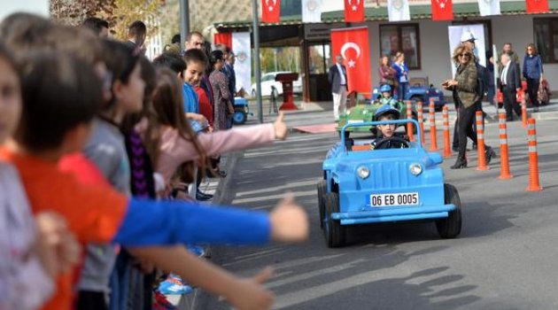 Direksiyona Çocuklar Geçti