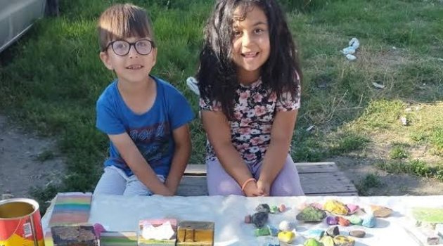 Dondurma almak için boyadıkları taşları sattılar