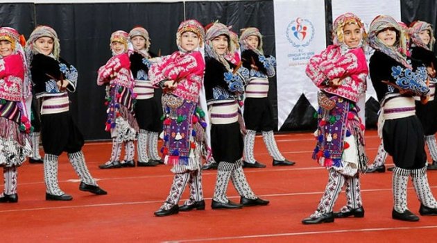 Döşemealtı'nda Folklor Şöleni