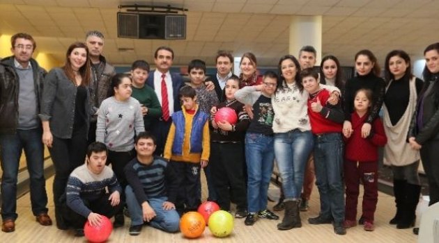 Down Sendromlu Çocuklar Bowling Oynayarak Eğlendi