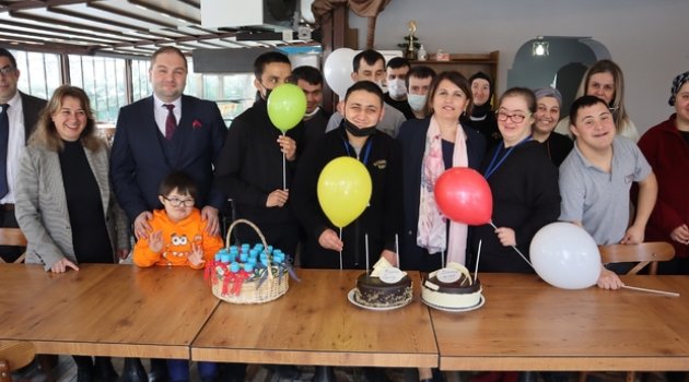 Down sendromlu çocuklar parmak boyası yaptı