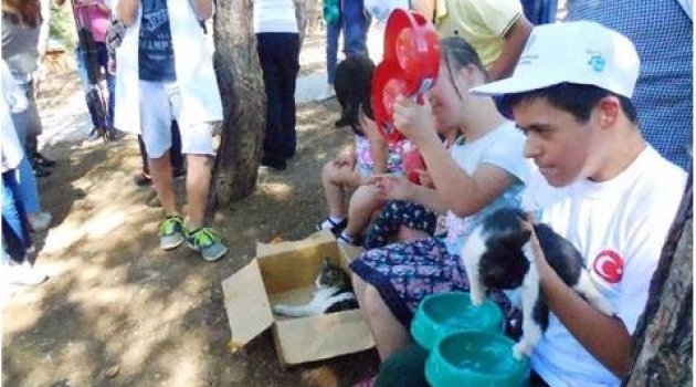 Down Sendromlu Çocuklar Sevimli Hayvanlarla Eğlendi