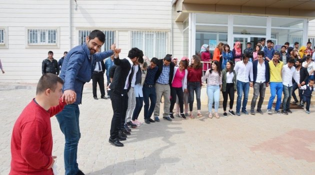 Down Sendromlu Çocuklar Üniversitede Halay Çektiği