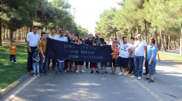 Down sendromlu çocuklar yürüyüşle moral depoladı