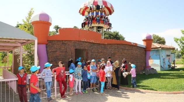 Dünya Çocuk Günü'nde Yetim Çocukların Yüzü Güldü