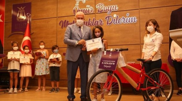 Efeler’in minik ressamların ödülleri verildi