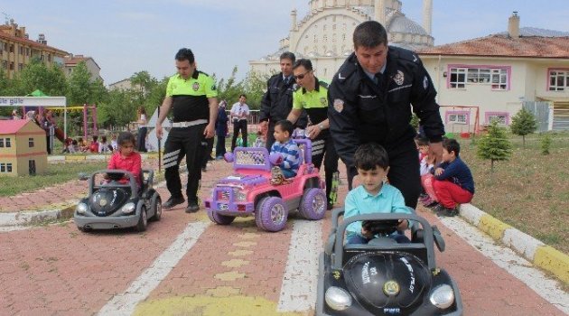 Elazığ’da Anaokulu Öğrencilerine Uygulamalı Trafik Eğitimi Verildi