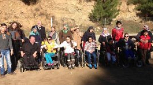 Engelli Çocuklara Atla Terapi