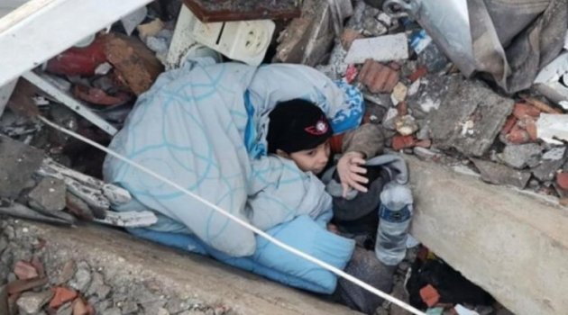Enkaz altında kalan çocuk kurtarılmayı bekliyor